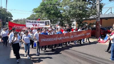 Movilización de la UNA en Avda. Mcal. López por nivelación salarial