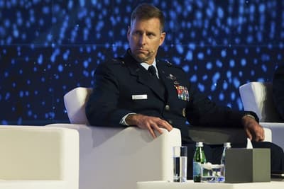 General David Mineau sentado con uniforme militar durante una conferencia de defensa internacional.