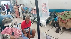 Camillas improvisadas, hacinados y en sillas: enfermos esperan una cama en IPS