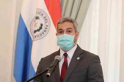 Abdo Benítez promulga nueva ley de uso obligatorio de mascarillas