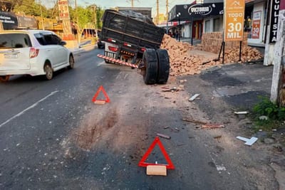 Camión cargado de ladrillos perdió las ruedas traseras en Lambaré