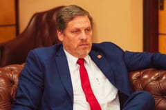 Chase sostiene que contralor y subcontralor deben ser colorados