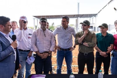 Escrachan a Santiago Peña durante acto oficial en Caaguazú