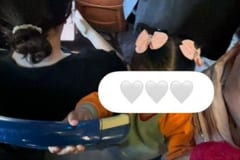 Niña se duerme de pie en un colectivo y nadie le cede el asiento