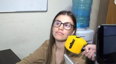 Montserrat Alliana elude a la prensa y exdirector agrede