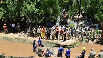 Hallan sumergida en Arroyo Lambaré la camioneta de militares desaparecidos