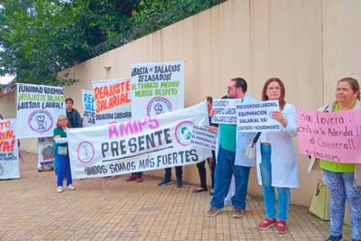 Personal de blanco del IPS exige equiparación salarial frente al MEF