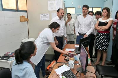 Peña realiza campaña proselitista en hospital