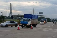 Camioneros bloquean el Puente de la Integración por cambios en el paso fronterizo