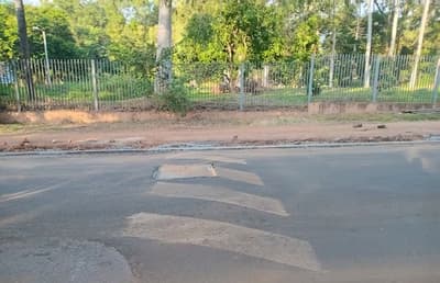 Comuna elimina lomadas obsoletas en cruces clave