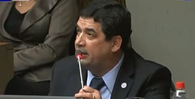 Velázquez entrega teléfono para peritaje