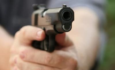 Mujer sufre balazo en la nariz en pelea con su pareja