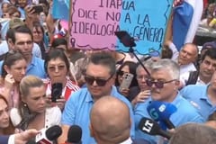 Presentan 50.000 firmas para penalizar contenidos de género