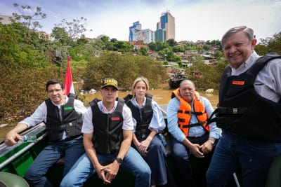 Peña recorrió barrios inundados de Ciudad del Este