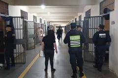 Celular oculto en una Biblia sorprende durante requisa en Minga Guazú