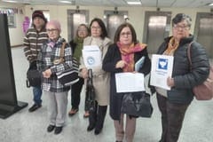 Enfermeras jubiladas denuncian millonarios descuentos y exigen auditoría por la mafia de los pagarés