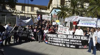 Médicos amenazan con paro total frente al Ministerio de Salud