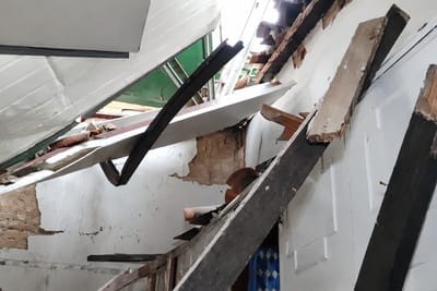 Grúa cae desde un edificio y destruye parte de academia de danza en Asunción