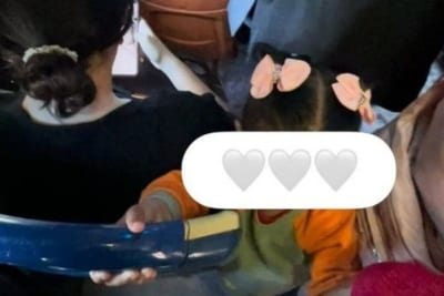 Niña se duerme de pie en un colectivo y nadie le cede el asiento