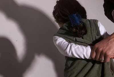 Imputan a madre que filmó a su hija cuando la violaban