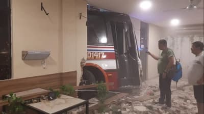 Colectivo de la Línea 110 perdió el control y chocó contra un bar en Luque