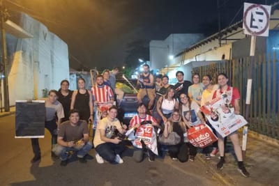 Jóvenes retiran propaganda electoral de calles de Asunción