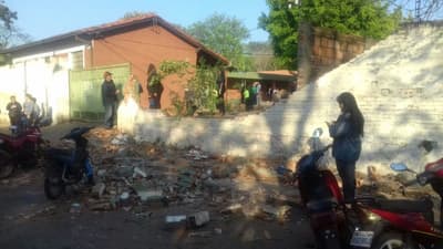 Tres niños heridos tras choque de camión por una escuela