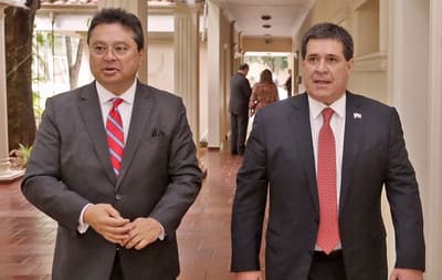 Leite jura como embajador ante EE.UU. con Cartes de testigo