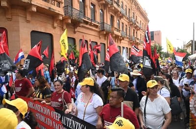 Docentes acuerdan reajuste parcial pero mantienen el paro nacional