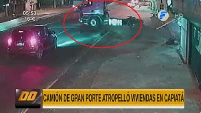 Camión choca contra viviendas y luego se da a la fuga