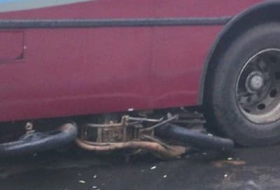 Motociclista perece al esquivar bache y chocar contra bus