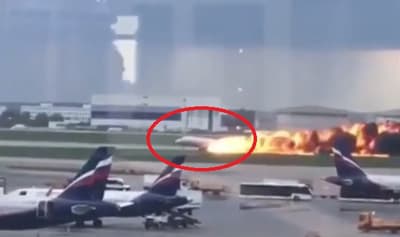 Avión aterriza envuelto en llamas y deja al menos 13 muertos