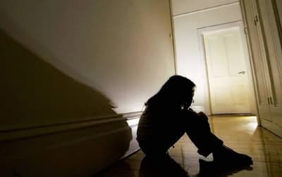 Niña denunció abuso y su madre le quemó la mano