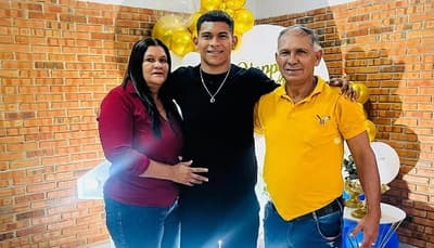 Diego León construye una casa para sus padres