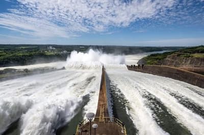 Itaipú abrirá compuertas este jueves por crecida en afluentes