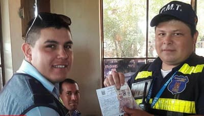 Agente de tránsito no accedió a soborno y multó a conductor