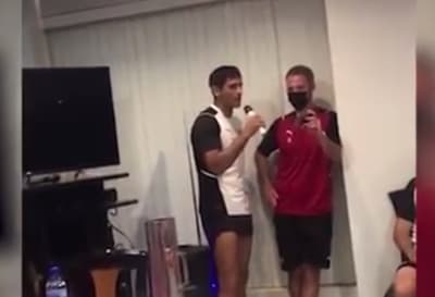 Roque ameniza la concentración de Libertad cantando “Solito”