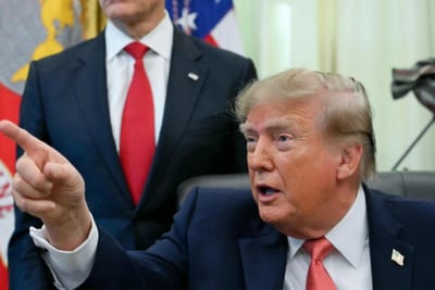 Trump increpa a periodista durante acto en la Casa Blanca