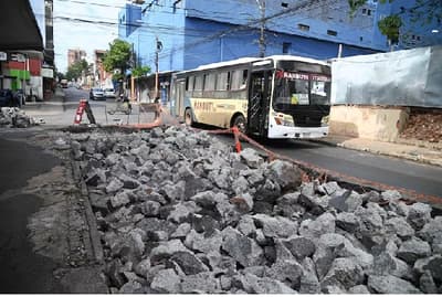 Caos en Azara por obras y ausencia de la PMT