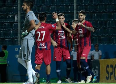 Cerro gana y mete presión