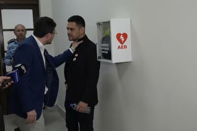 Viceministro de Salud encara y toma del cuello a un médico