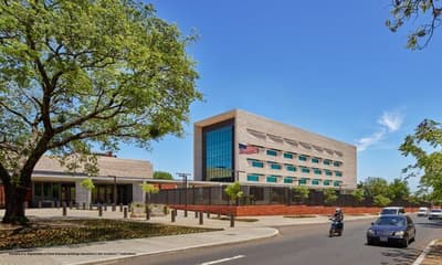 Hombre burla seguridad e intenta entrar a Embajada de EE.UU.
