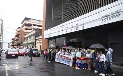Docentes protestan frente al MEC tras masivo aplazo en concurso público