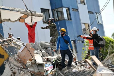 Sube a 240 la cifra de muertos por terremoto en Colombia