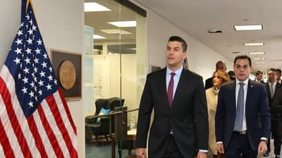 Gobierno enfrenta críticas por “quiebre democrático” en la Cumbre por la Democracia
