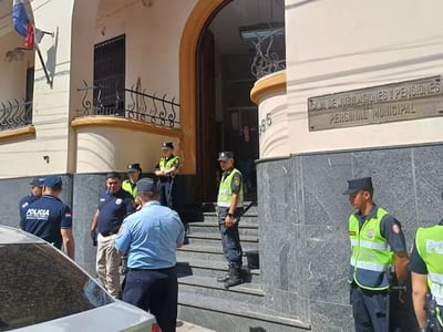 Jubilados municipales exigen pagos atrasados en la Caja Municipal
