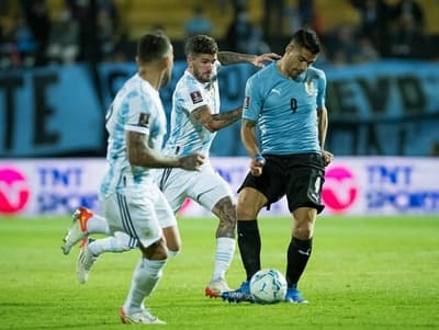 Argentina vence a Uruguay y está más cerca de Catar