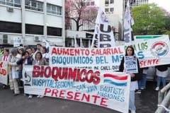 Bioquímicos y farmacéuticos exigen reajuste y evalúan paro