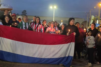Con velas y banderas, pobladores exigieron retirar semáforo en Pedrozo