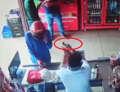 Dueño de súper liquida a dos asaltantes